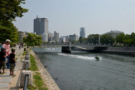 Largest city in Chūgoku region of western Honshu.